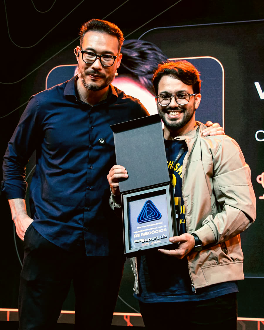 Vitor Rodrigues, fundador da Atualizup, ao lado de Rafael Kiso.